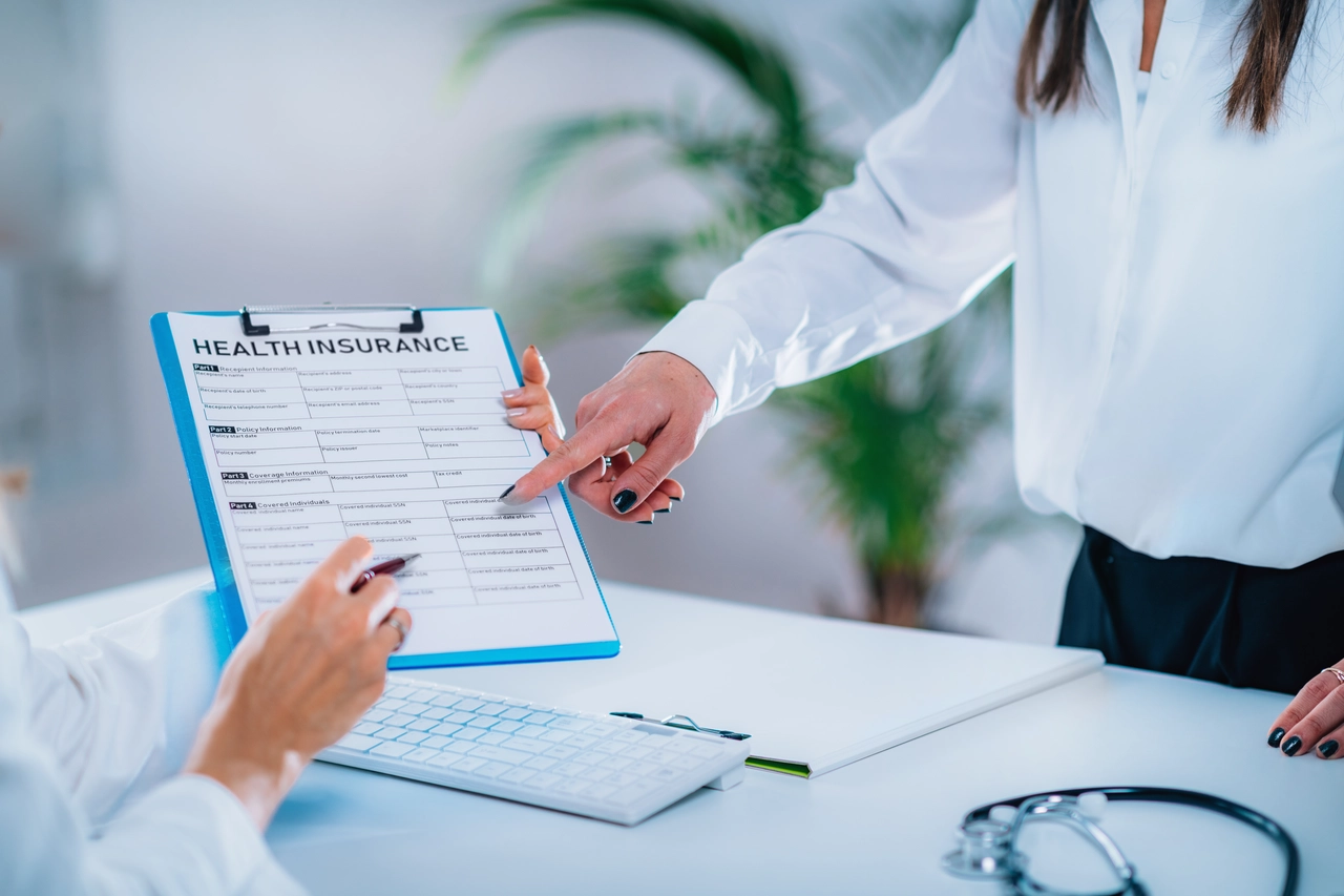 Hai un’assicurazione sanitaria, cosa copre davvero? La guida per leggere la polizza