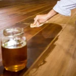 Non usare l’olio d’oliva: ecco il metodo naturale corretto per nutrire e lucidare il legno