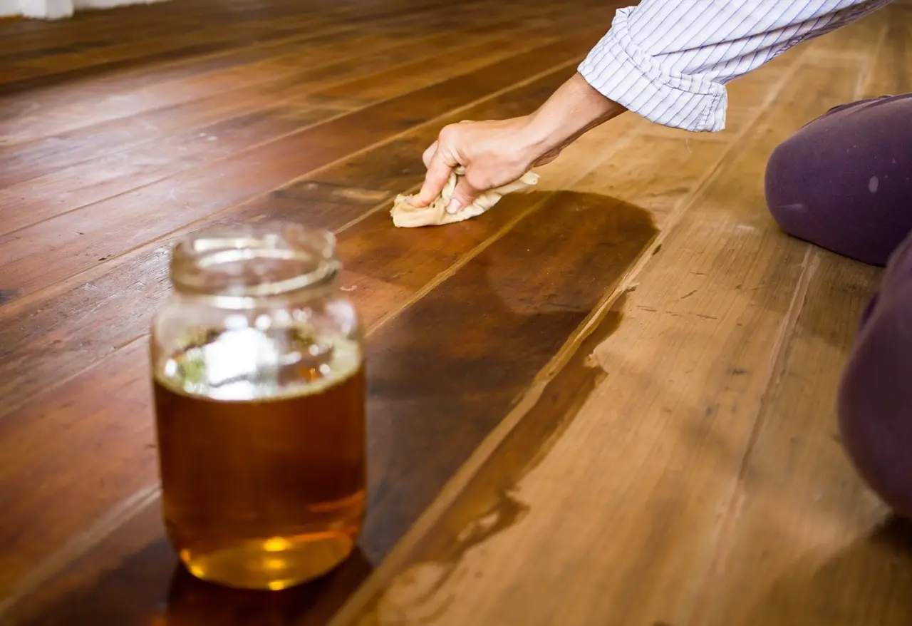 Non usare l’olio d’oliva: ecco il metodo naturale corretto per nutrire e lucidare il legno