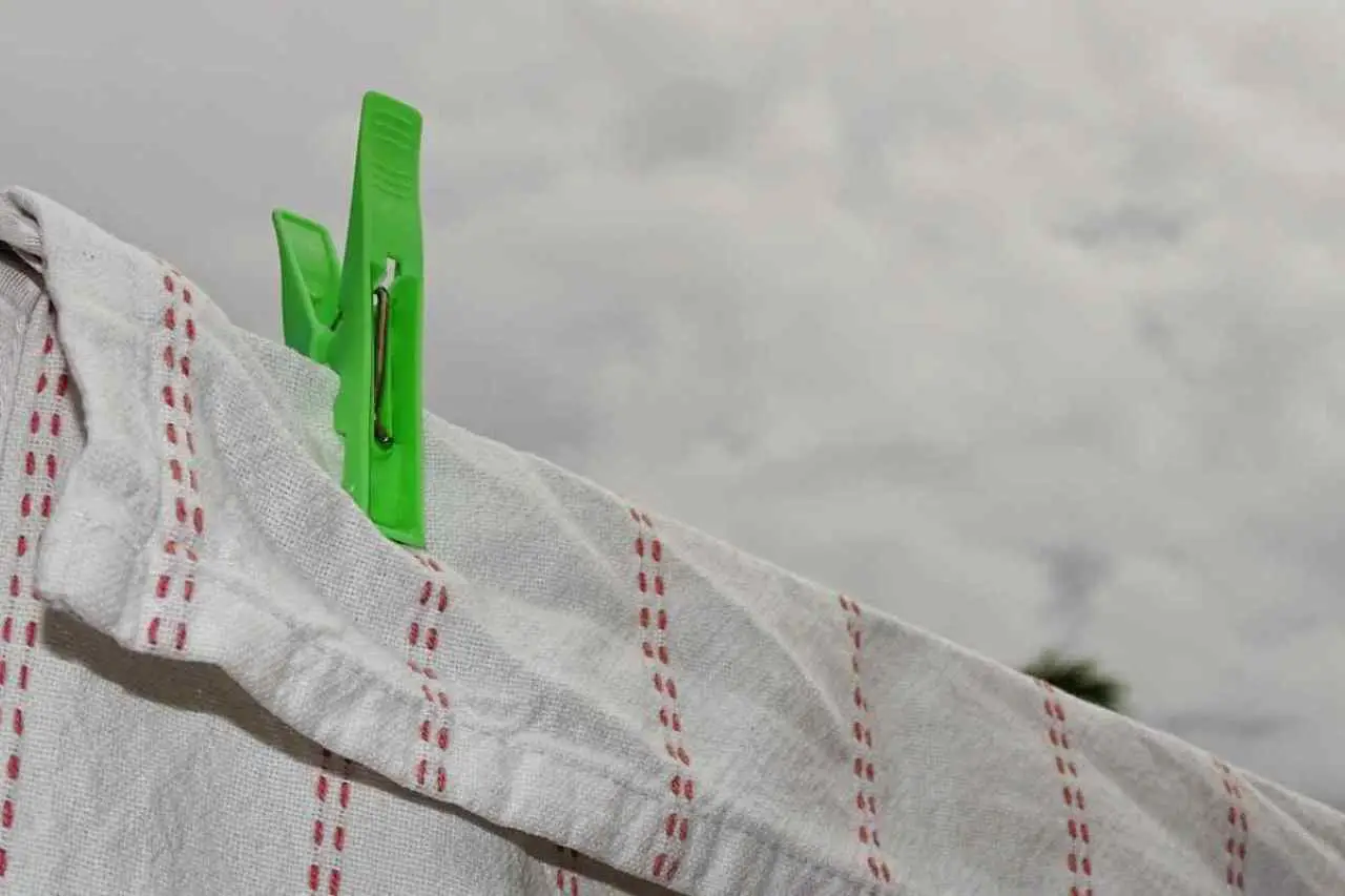 Scoprire il trucco per asciugare la biancheria in casa usando il condizionatore: consigli pratici e rischi da evitare