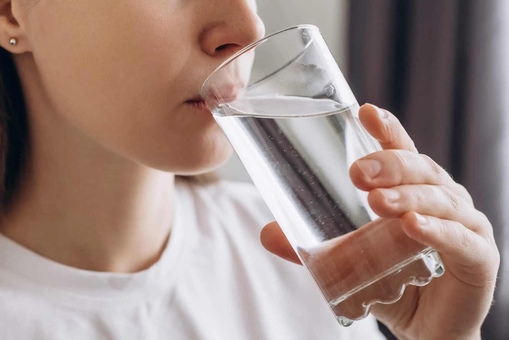 Acqua e idratazione: qual è davvero la bevanda migliore per il nostro corpo?