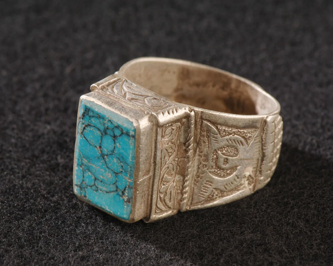 Come riconoscere un anello vintage anni ’70 di vero valore: guida alle quotazioni