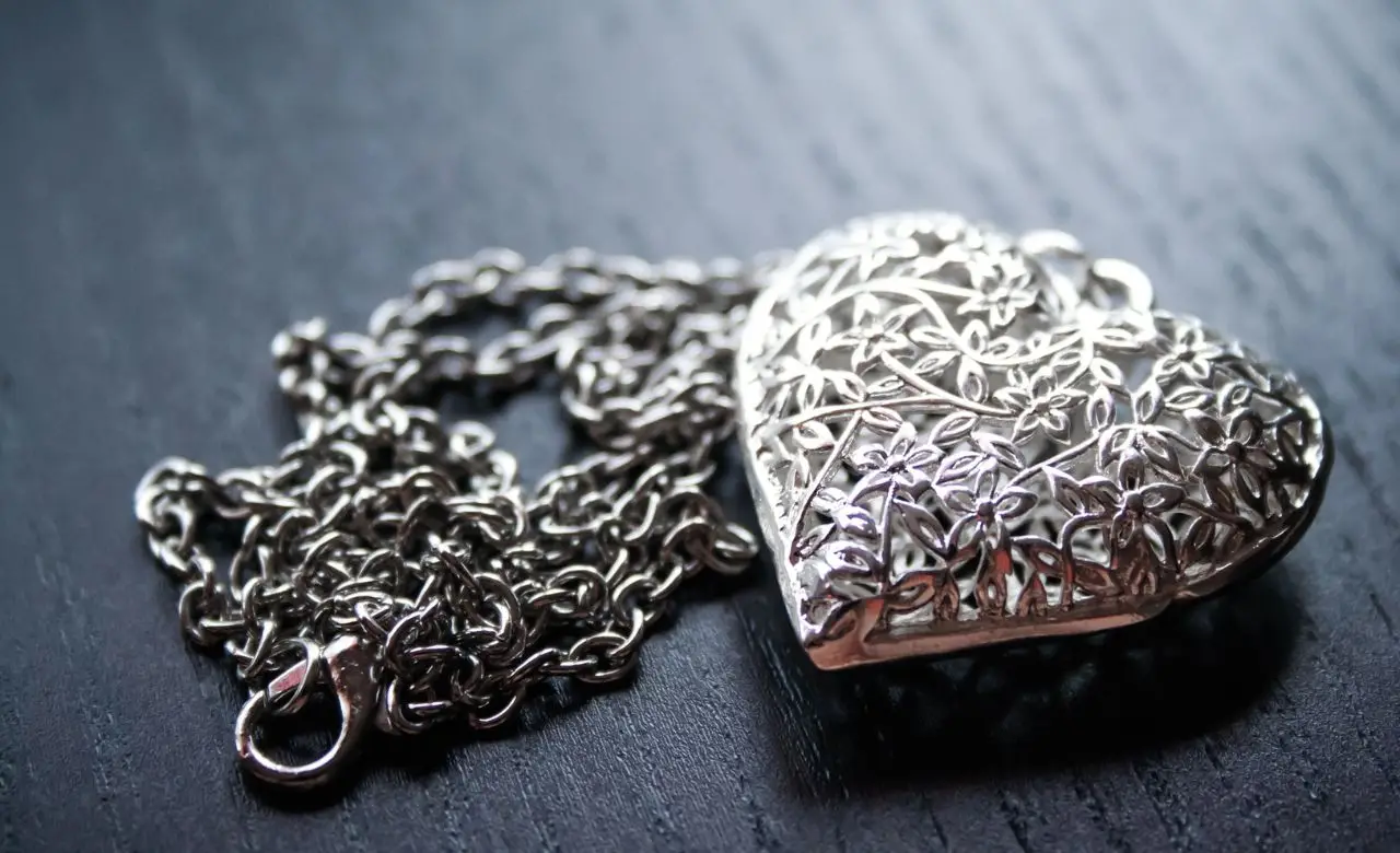 Quali dettagli fanno davvero aumentare il valore di un pendente d’argento antico?