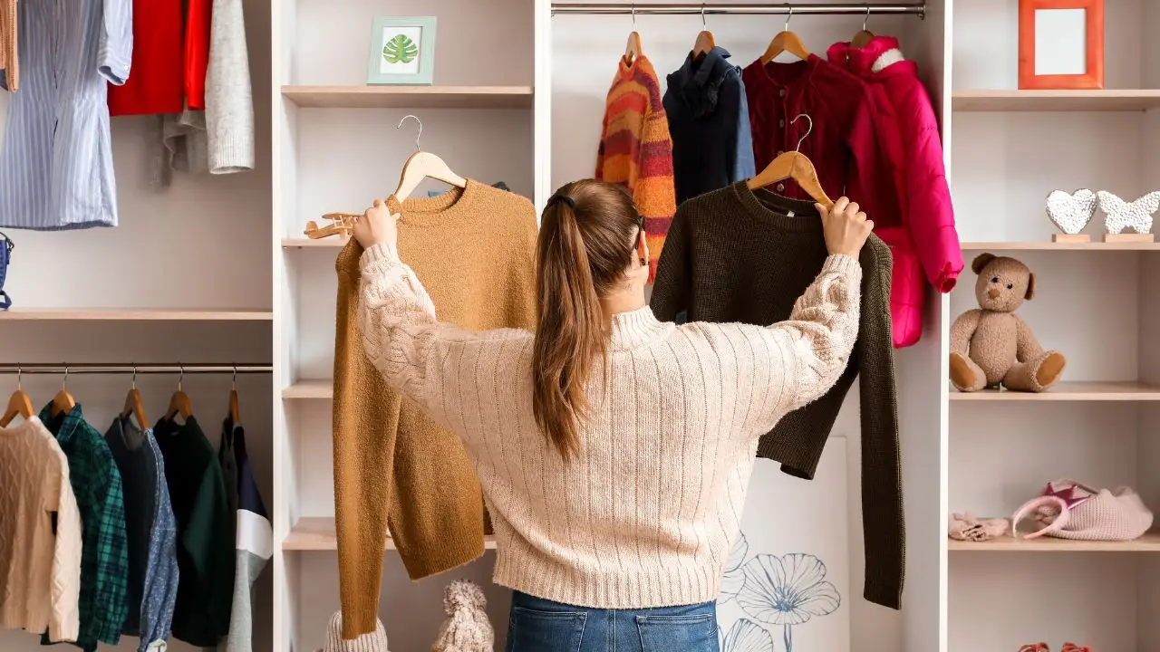 Come vestirsi a strati sotto un abito per stare al caldo senza rinunciare allo stile