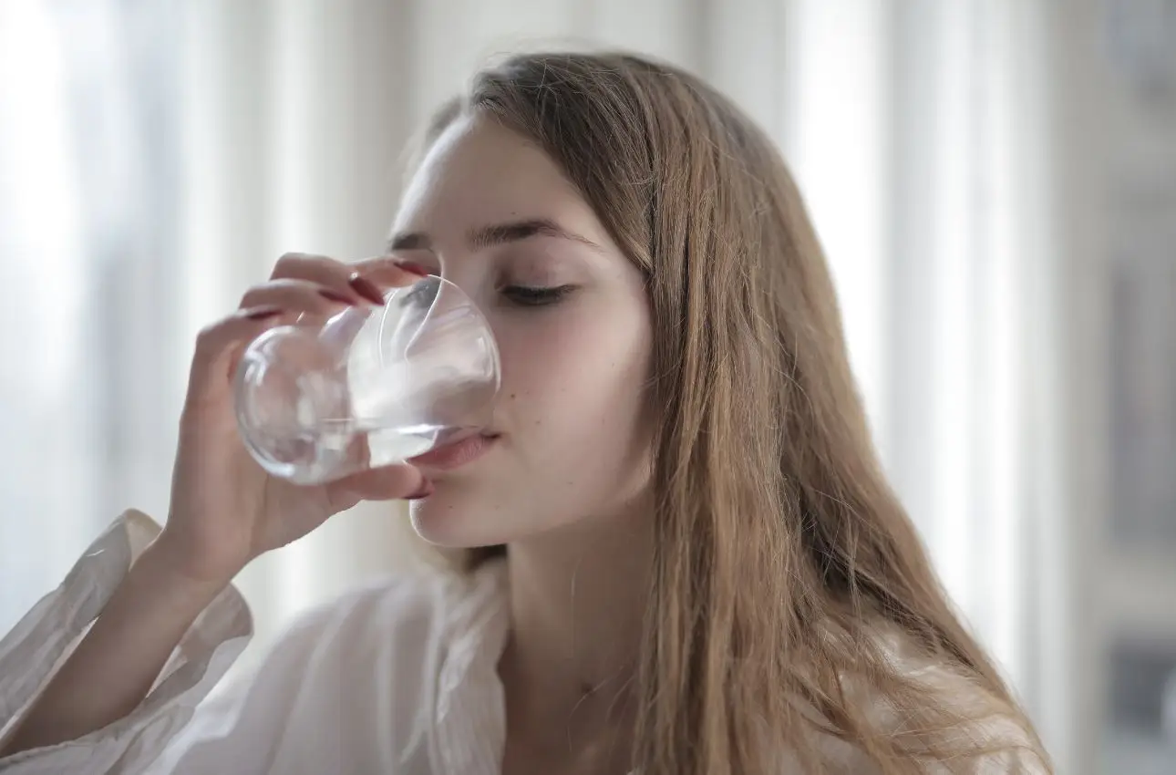 Bere acqua nel modo giusto: ecco come puoi migliorare il benessere e la digestione