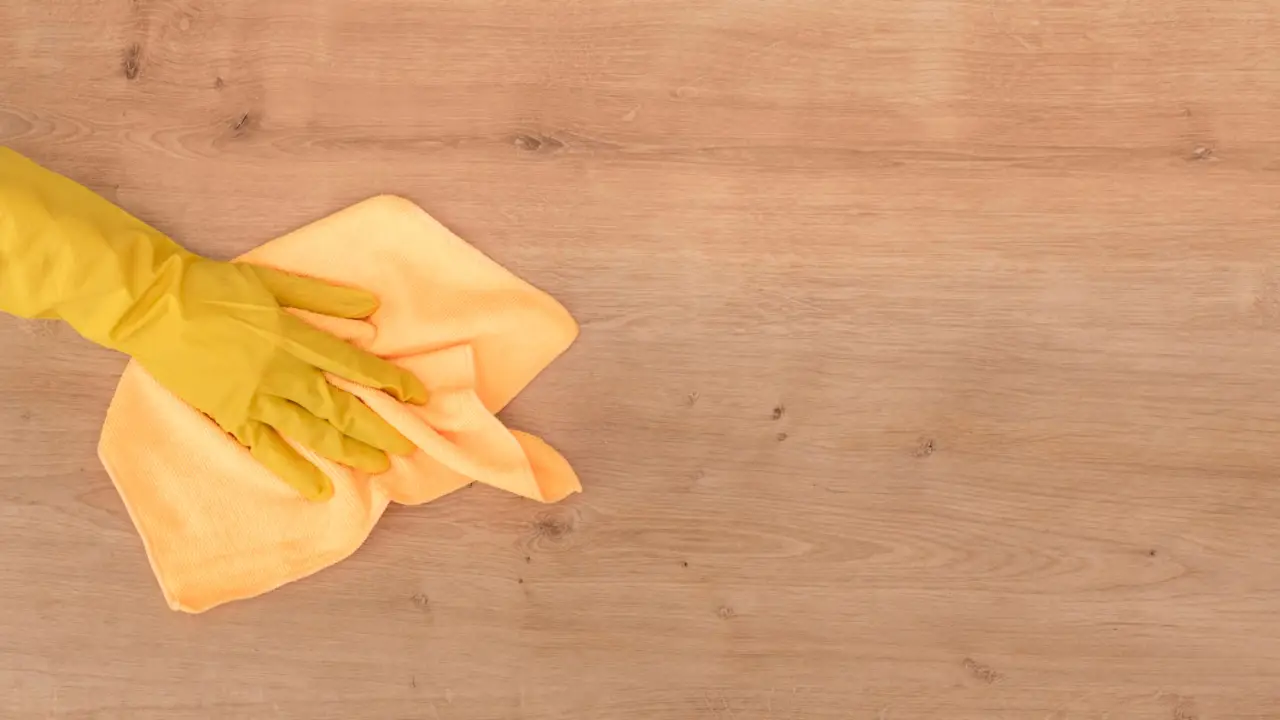 Il metodo più efficace per pulire il piano cucina in legno: ecco cosa fare