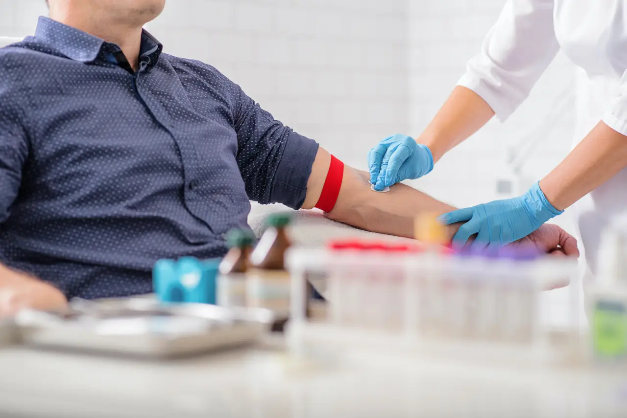 Non sottovalutare questi esami del sangue dopo i 50 anni: la guida fondamentale per la salute maschile