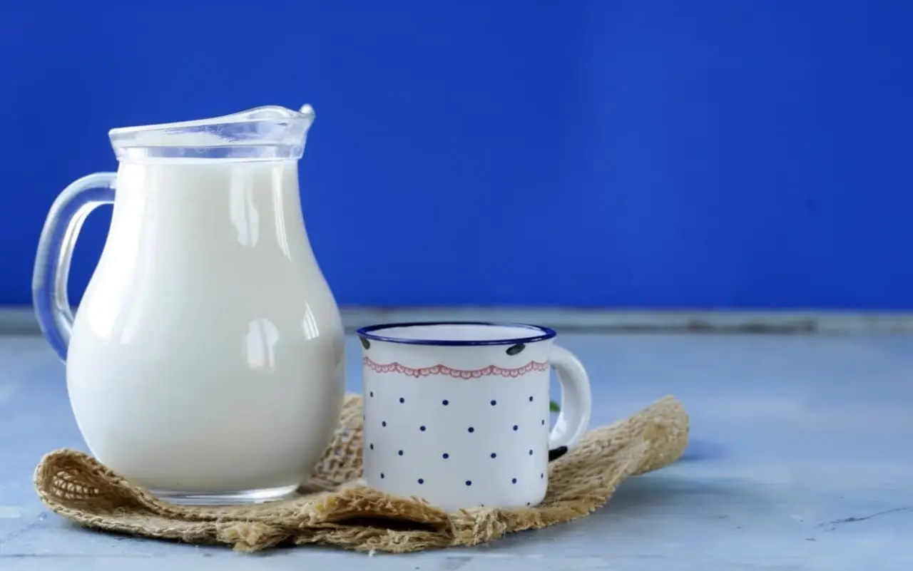 Bere latte bollente: ecco perché può migliorare la digestione e il sonno