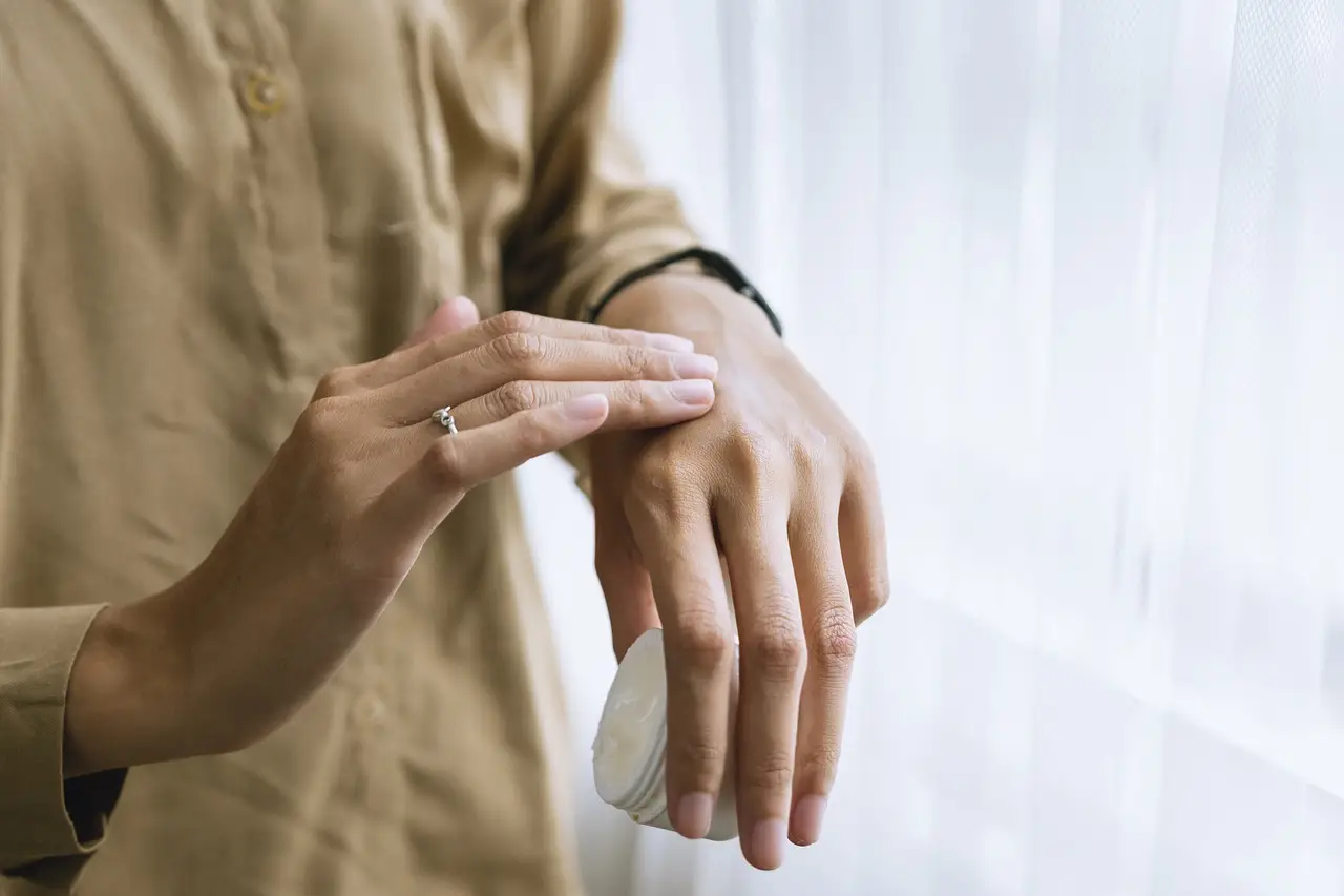 Pelle estremamente secca e squamosa? Attenzione a questo sintomo di una malattia autoimmune
