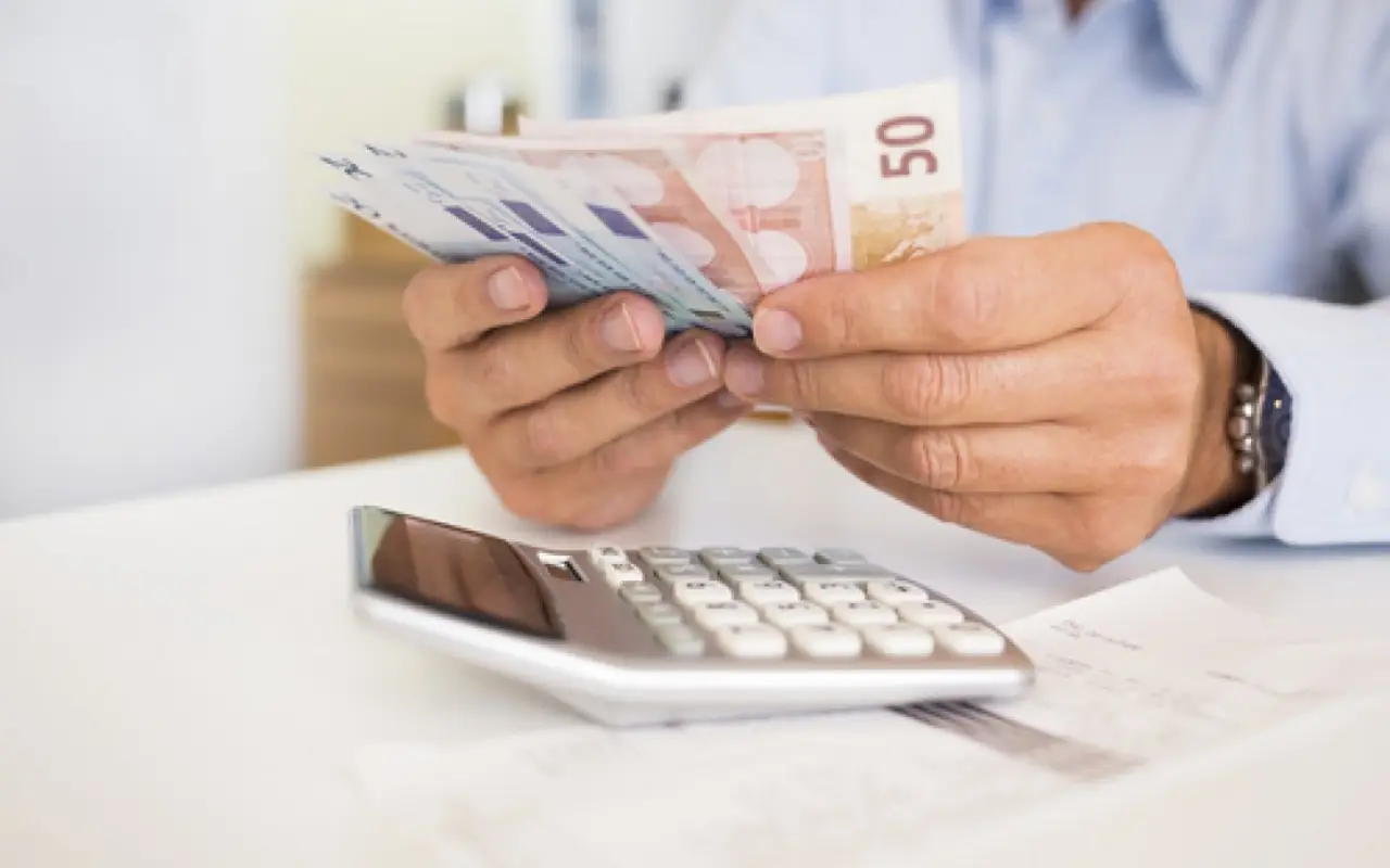 Prendi 4 euro lordi all’ora? Ecco la cifra netta scandalosa che ti arriva davvero in busta