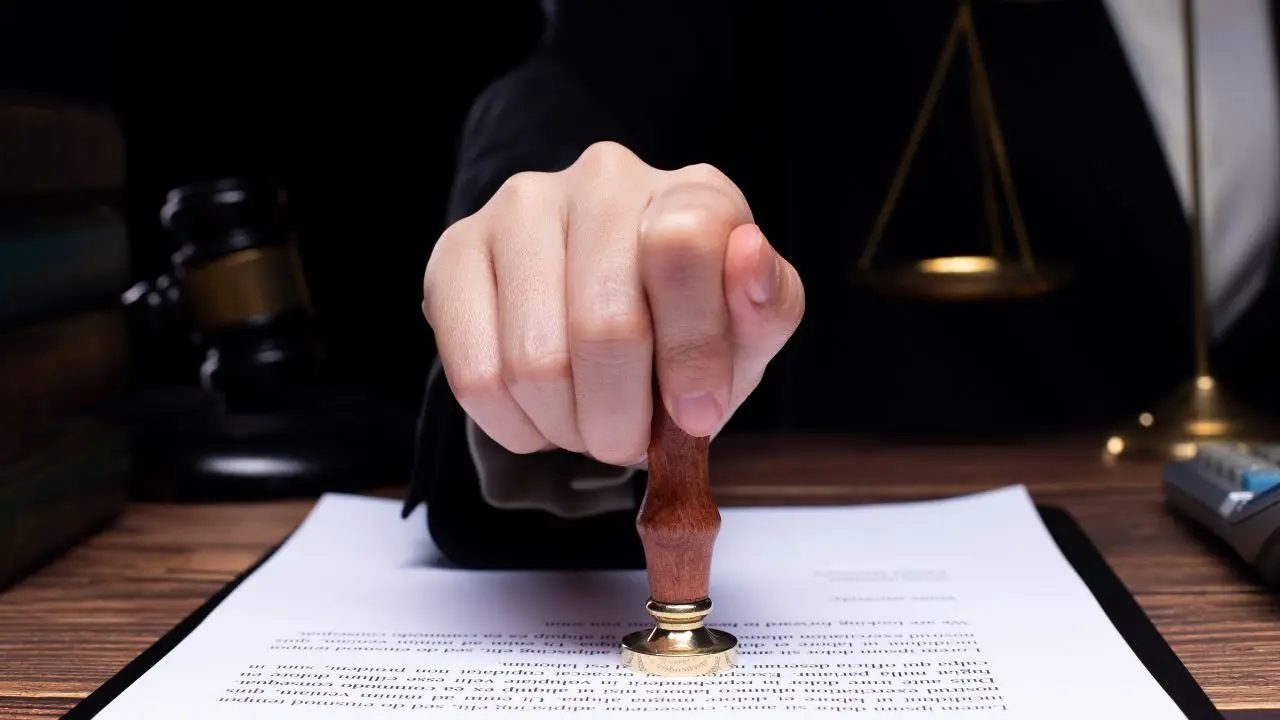 Chi paga davvero le spese notarili quando compri casa? Ecco la verità