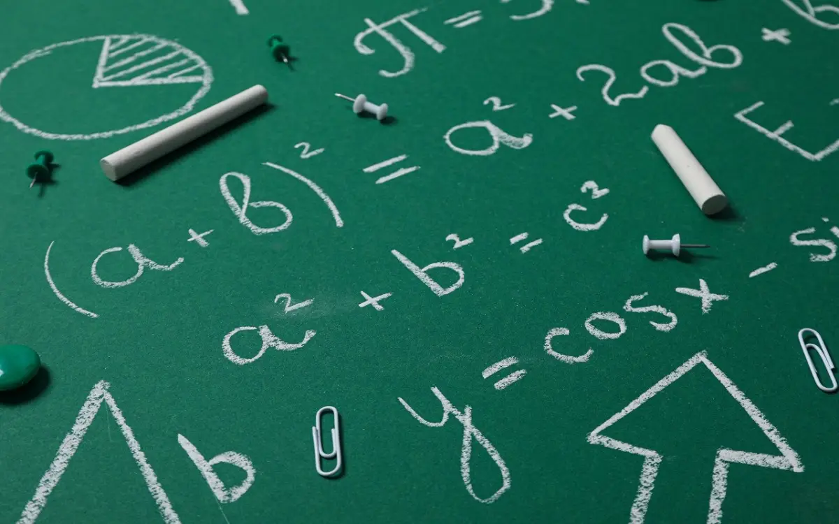 Quali sono le tre proprietà della matematica? Ecco la risposta