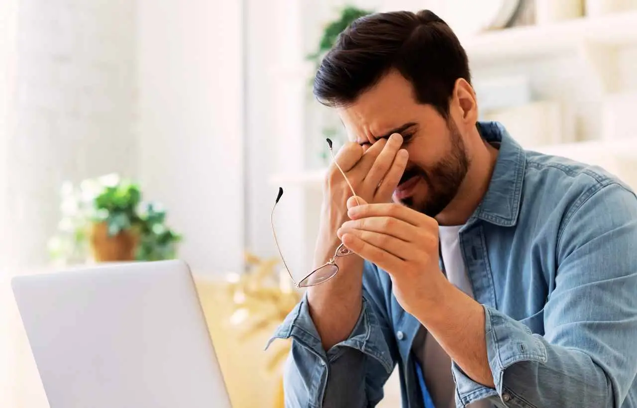 Come proteggere la vista se lavori al computer? La regola del 20-20-20 che ti salverà gli occhi