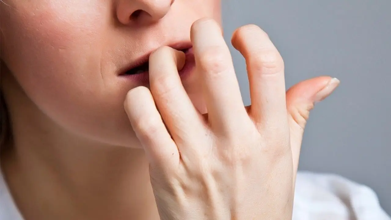 Come si fa a smettere di mangiarsi le unghie? Il trucco psicologico che ti aiuta a perdere il vizio