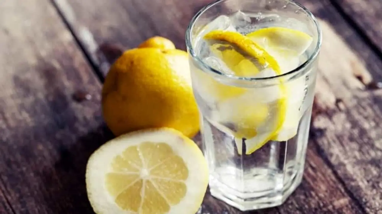 Quali sono i benefici dell’acqua e limone al mattino? La verità scientifica su questa abitudine