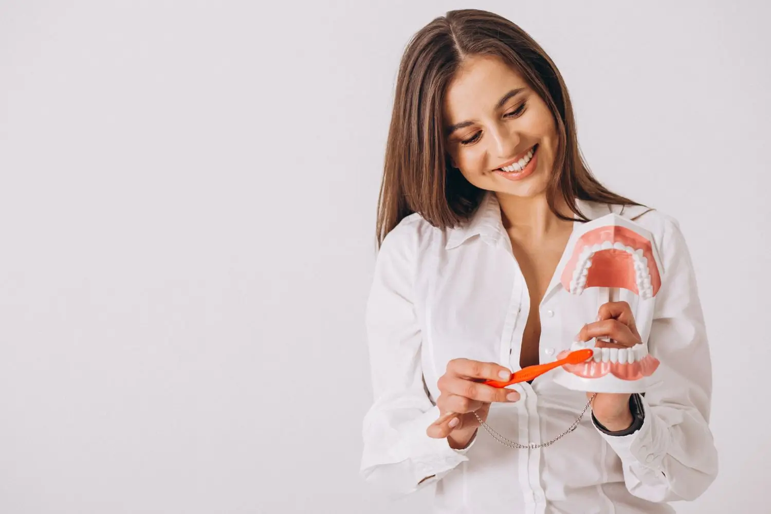 Come si pulisce la lingua per una corretta igiene orale? Il gesto che tutti dimenticano