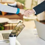 stretta di mano prima dell'intervista del leadre di pangearent